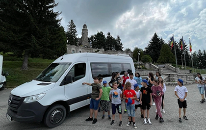 transport microbuz elevi